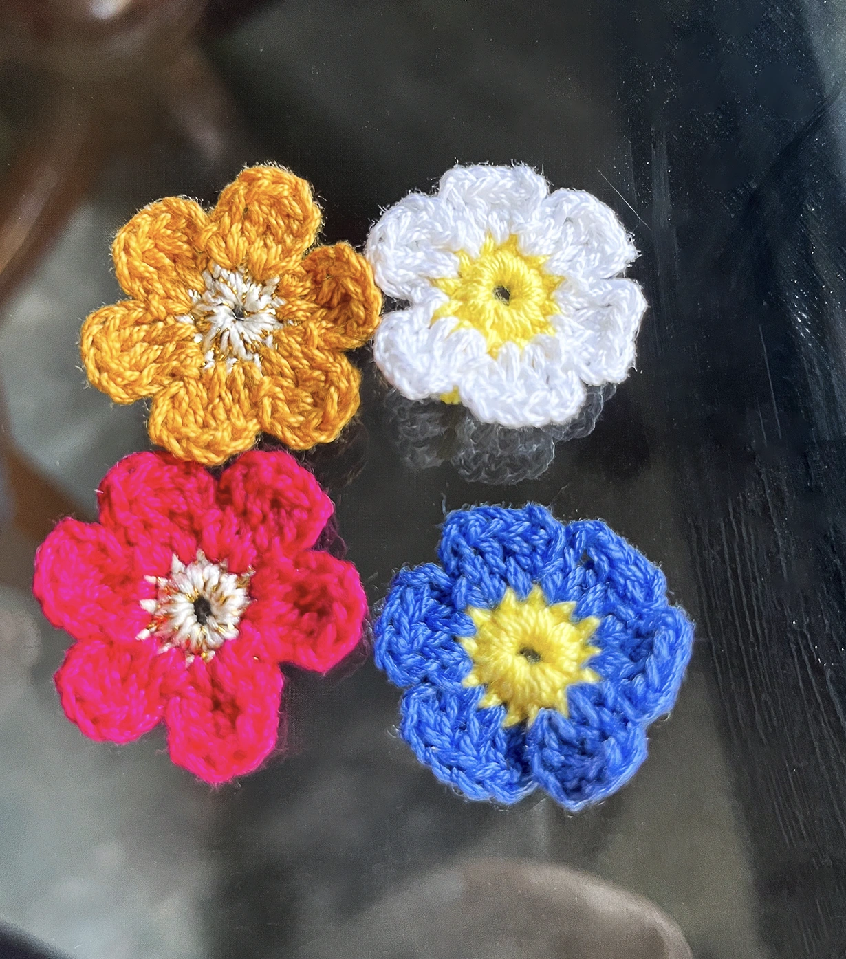 Small 1.5 inch flower magnets