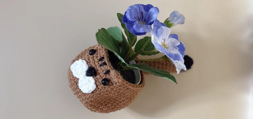 Cozy Home Decor Ideas Using Crochet & Knitted Items – Budget-Friendly Styling