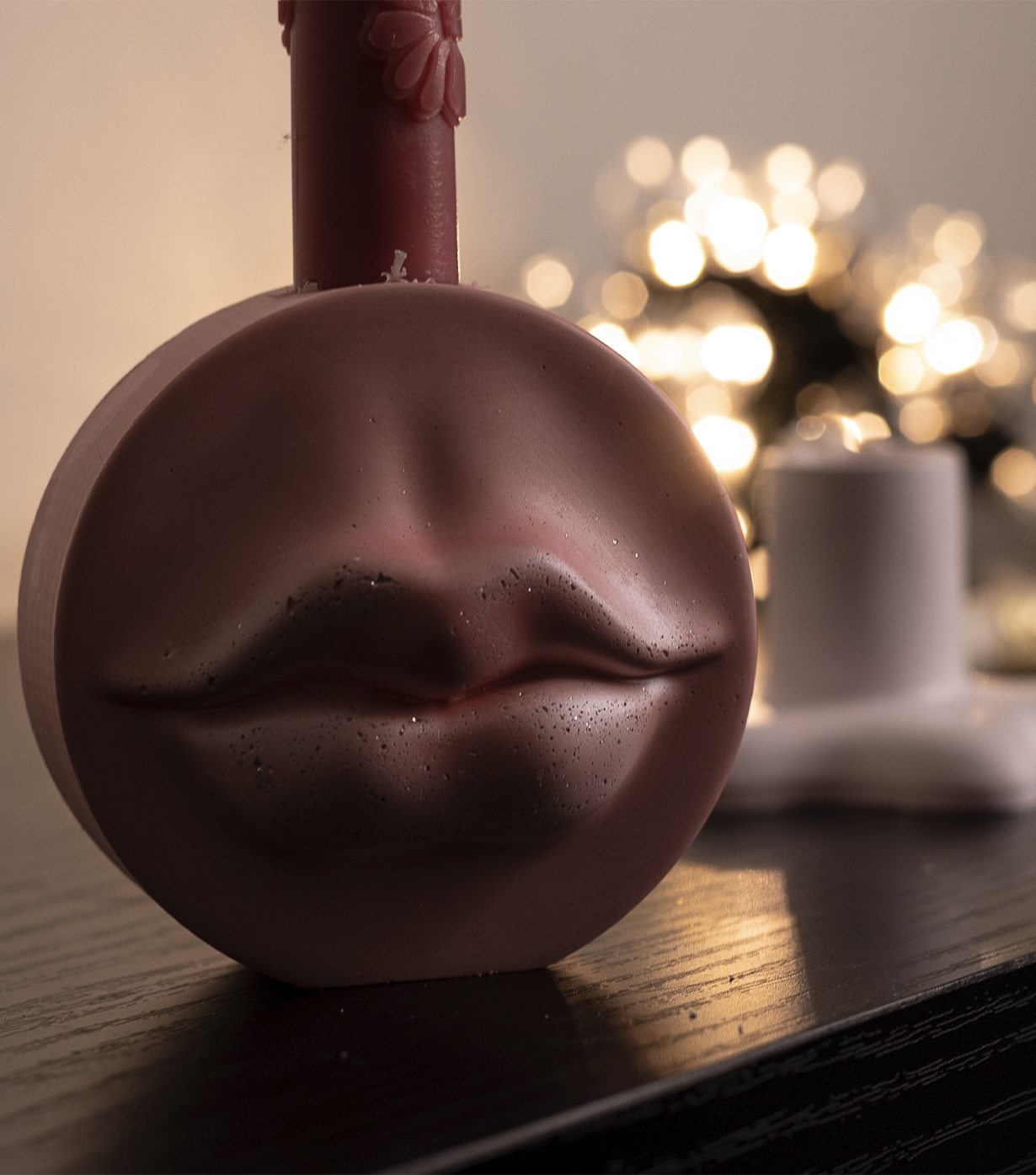 Lip candle holder